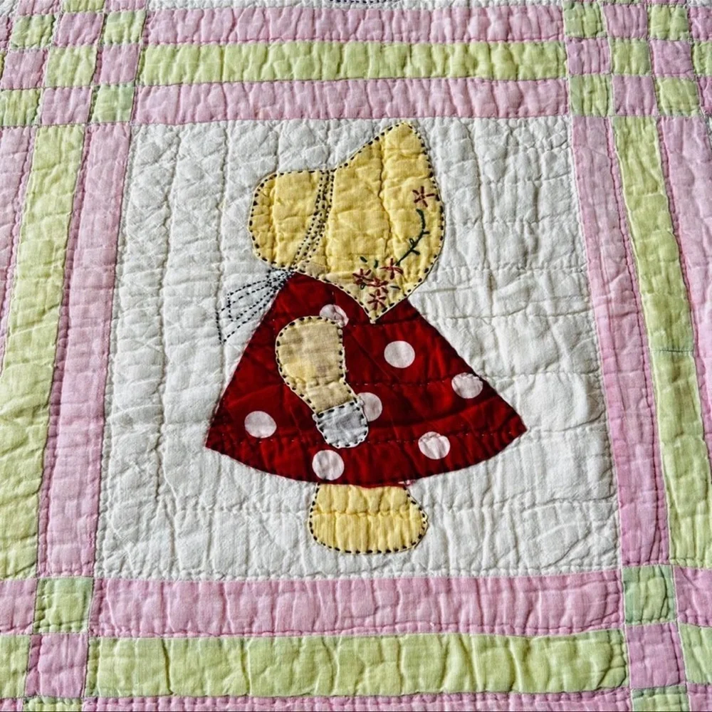 62”x80” Beautiful 1930's feedsack applique SunBonnet Sue quilt.